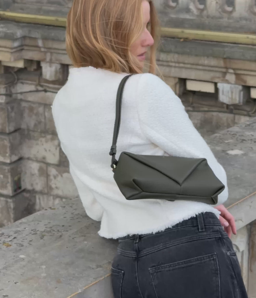 Elise et le sac Trinity vert olive