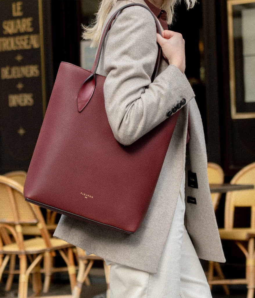 Sac cabas zippé Bambou en cuir de veau bordeaux porté à l'épaule